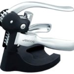Arcos_viinipullonavaaja_telineella